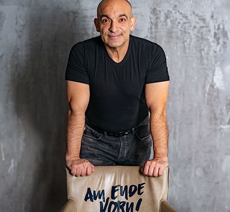 Django Asül - En tête à la fin Django Asül - En tête à la fin