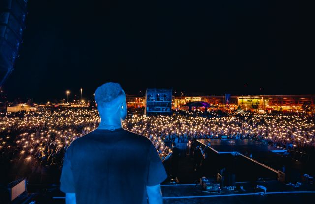 Marteria beendet das Heroes Festival Freiburg 2023 gemeinsam mit Tausenden Freiburgern im Lichtermeer, © Benjamin Zeller