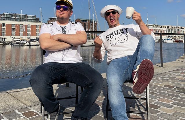 M&auml;nner, die aufs Wasser starren!