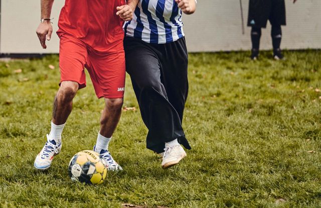 Siffler hors-jeu : tournoi de foot de rue