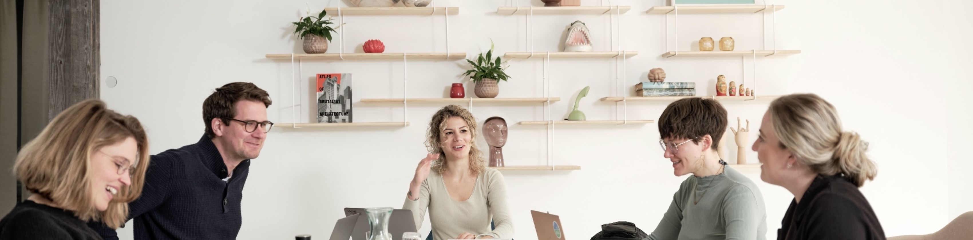 Coworker-in-einem-Teammeeting-am-Augustinerplatz-copyright-duepper