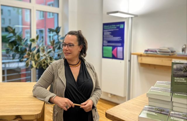 Nicole Maron mit ihrem Buch "Kahlschlag im Amazonas - Wer vom Raubbau am Regenwald profitiert" (PapyRossa Verlag), © Anna Marlene Bosbach