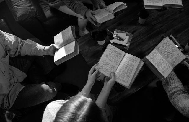 Short Story Lunch Club_©freepik_sw