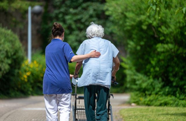 Être en résonance : Ce qui agit entre les personnes - dans le travail de soins et les soins aux personnes atteintes de démence