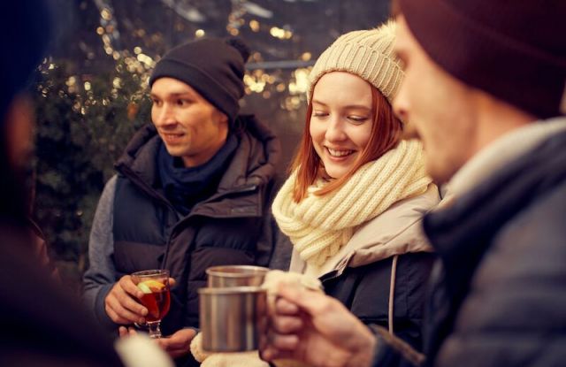 In Glühwein Veritas - Promenade hivernale chaleureuse dans la vieille ville de Fribourg avec du vin chaud