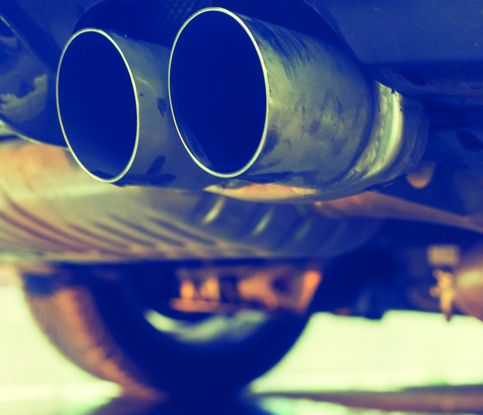 doppelrohr-auspuff-by-istock