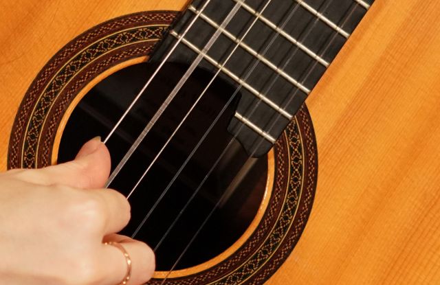 Music education with guitar as main subject in concert