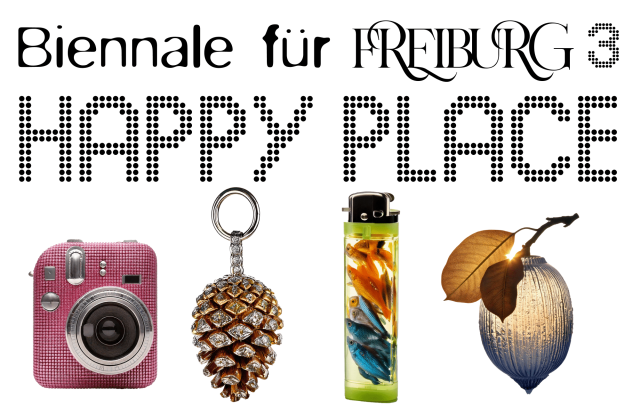 Das Bild ist der Header der Biennale für Freiburg 3 – HAPPY PLACE und kombiniert verschiedene Schriftstile mit einer gepunkteten, digitalen Typografie für den Titel. Darunter sind vier Objekte zu sehen: eine pink glitzernde Sofortbildkamera, ein goldener Tannenzapfen-Schlüsselanhänger, ein Feuerzeug mit eingeschlossenen Fischen und eine stilisierte Glaskugel mit Blatt in Form einer Eichel., © Biennale für Freiburg