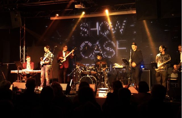 David William Hughes et le groupe maison jouent du jazz fusion.