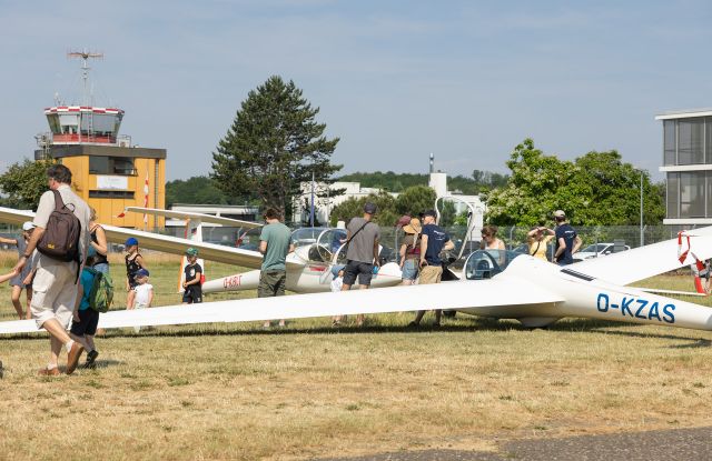 Segelflugzeuge der Luftsportvereine am Flugplatz Freiburg, © Samira Aline Photography