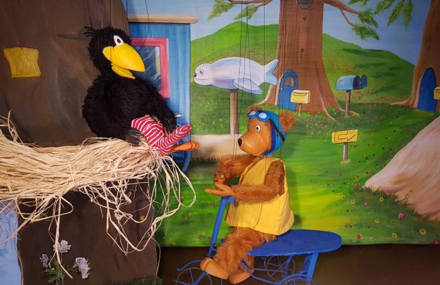 Puppet theater: THE LITTLE RAVEN SOCKE