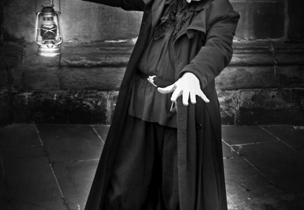 Historix-Tours : Château hanté, cryptes, poltergeist - visite guidée de la ville avec un acteur