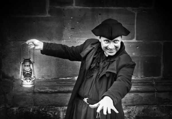 Historix-Tours : Château hanté, cryptes, poltergeist - visite guidée de la ville avec un acteur