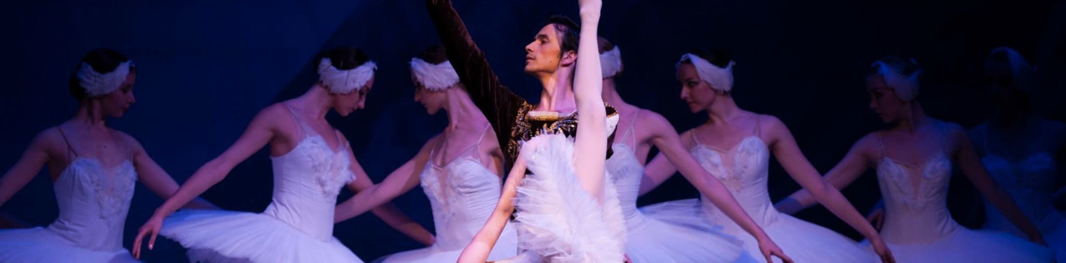 02_Kiew-Grand-Ballett_Schwanensee_-_1._Akt_-_Alexander_Stoyanov__Prinz_Siegfried______Kateryna_Kukhar__Odette__Foto_-_Sabrina_Tirino, © Sabrina Tirino