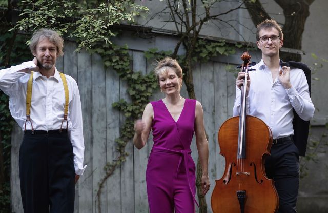 Lektionen_in_Demut_1a_l_n_r_Boris_Pietsch_Nicola_Trub_Jakob_Stolte_Bild_Hubertus_Hamm