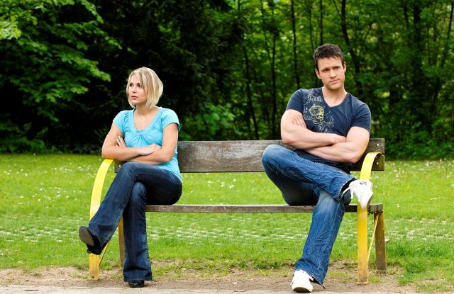 Paar auf einer Parkbank sitzend und grübelnd in unterschiedliche Richtungen blickend, © Bernd Leitner pitopia