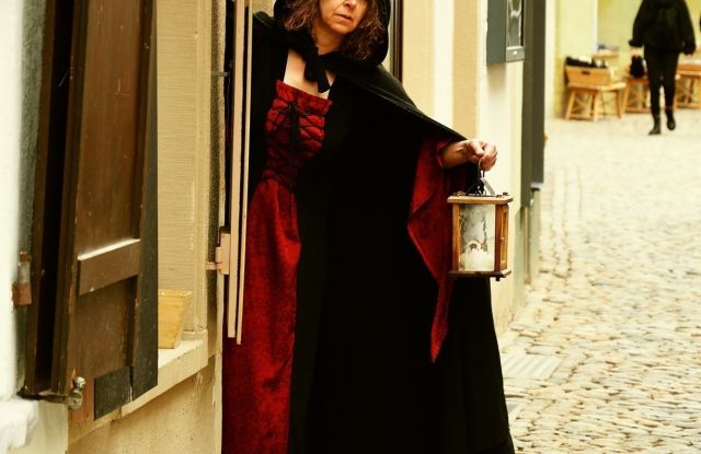 Historix-Tours : Sorci&egrave;res, torture, b&ucirc;cher - visite guid&eacute;e de la ville avec des acteurs*.